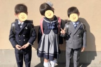 「初々しい三つ子」の小学校の入学式　6年後に撮影された「卒業式」の姿に思わずほっこり