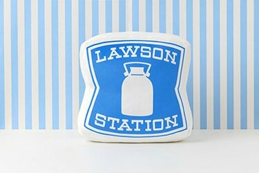 あの「ローソン」の看板がクッションに！？ ミニサイズの