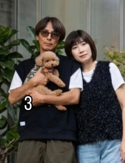 ベストを着た夫婦とトイプードル