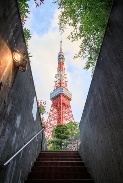 東京タワーを「下から見るか？横から見るか？」“2枚の比較写真”にSNSで反響続出