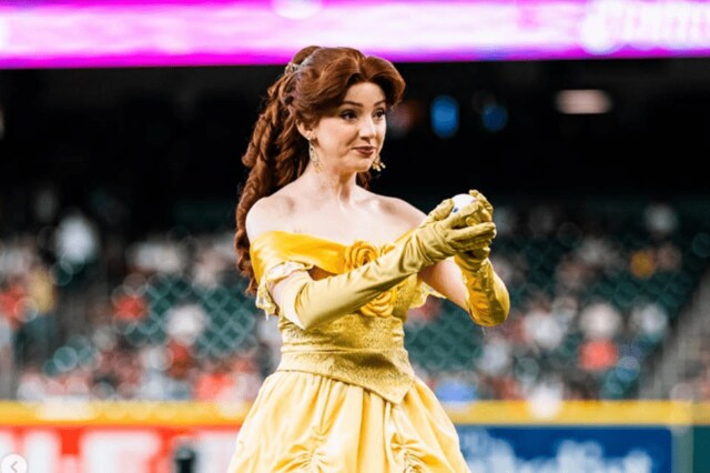 ディズニープリンセスのメジャーリーグ始球式にメロメロ！可憐な投球に「チームに入ってくれ！」「最高に可愛い」の声