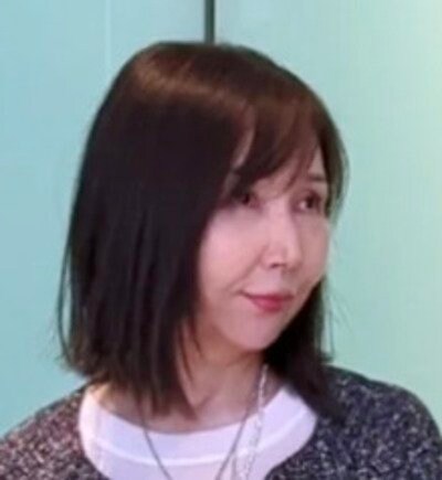 【65歳マダム】”ツイードジャケット×ワイドパンツ”で洗練されたモノトーンコーデ「すごく品のあるコーデ！」の声