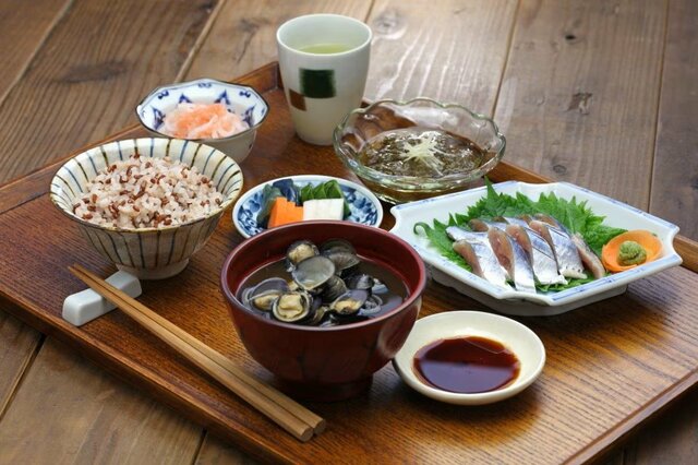 【65歳以上】無職夫婦世帯《1カ月の家計収支》平均いくら？「二人以上のシニア世帯」貯蓄額（平均・中央値）も解説