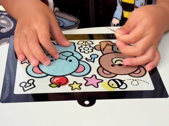 シールははがせば貼り直しも可能