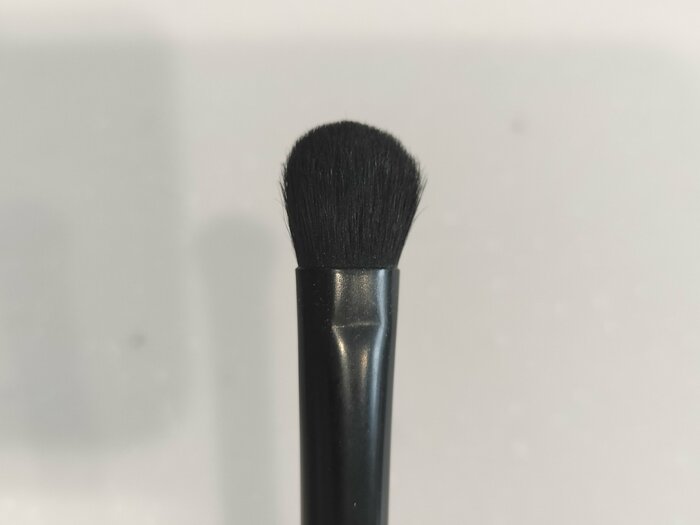 使用方法はスポンジにメイクブラシをくるくるとすべらせるだけ