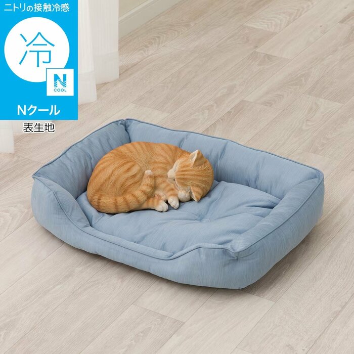 スクエア型の「ペットベッド 四角 M（1490円）」