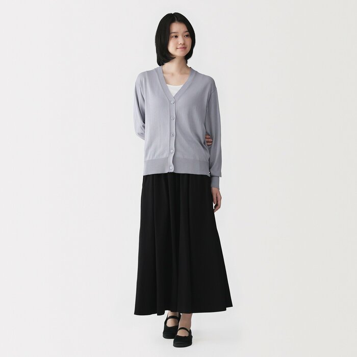 「UVカットライトニットVネックカーディガン（2990円）」