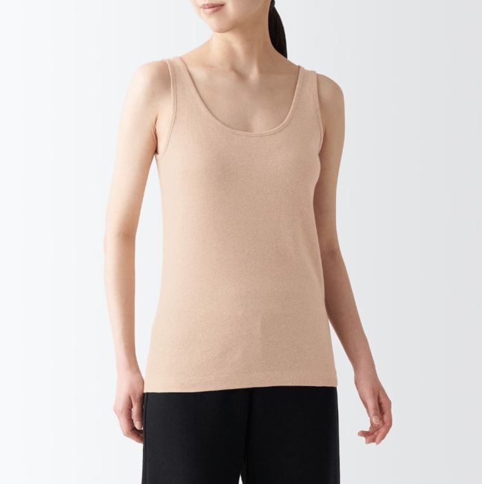 染料を使わず、素材の色をそのまま生かしたタンクトップ