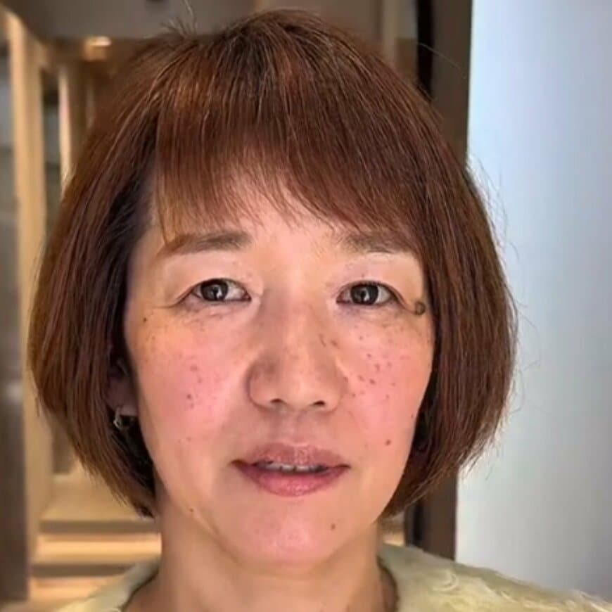 ショートヘアの女性が、人生初の「アシンメトリースタイル」でイメチェン！前髪を活かしたおしゃれな仕上がりに