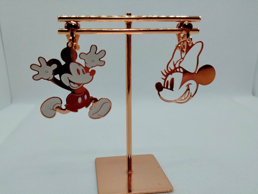 筆者撮影（ダイソー、ディズニーイヤリング）