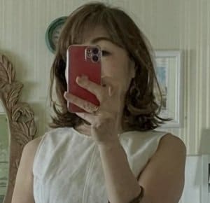 【60代マダム】トープベージュのノースリーブブラウスを着回す！配色アイデアも素敵
