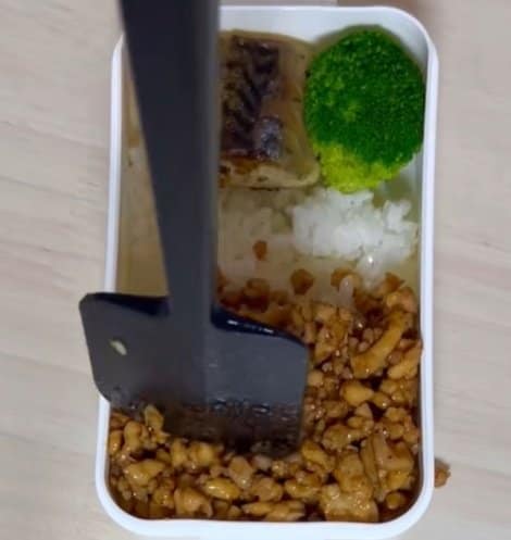 自称「不器用」な会社員女性が作る【楽ちんそぼろ弁当】　超効率的な調理工程に思わず驚いてしまう