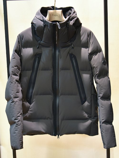 熱接着ノンキルト加工とシームテープ加工により水分含浸を防ぎ、高い耐水性を実現した「マウンテニア」。フロント部分には2列のジッパーを配置。ジッパー間のメッシュ生地により、フロントを閉めた状態でもジャケット内の不快な熱や湿気を逃がすことが可能。DESCENTE ALLTERRAIN / EDIFICE別注 マウンテニア ¥115,500（税込み）