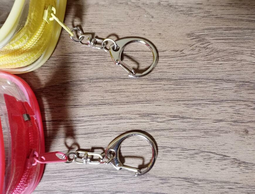 筆者撮影（セリア、推し活ポーチS（レッド・グリーン・パープル）・推し活ポーチM（ピンク・イエロー・ブルー））