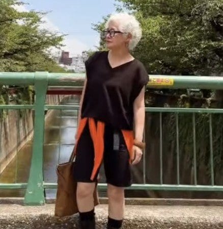 【66歳マダム】黒半袖トップス×黒ハーフパンツでおしゃれな〈短パンコーデ〉を披露「かっこいい」「素敵すぎる」の声