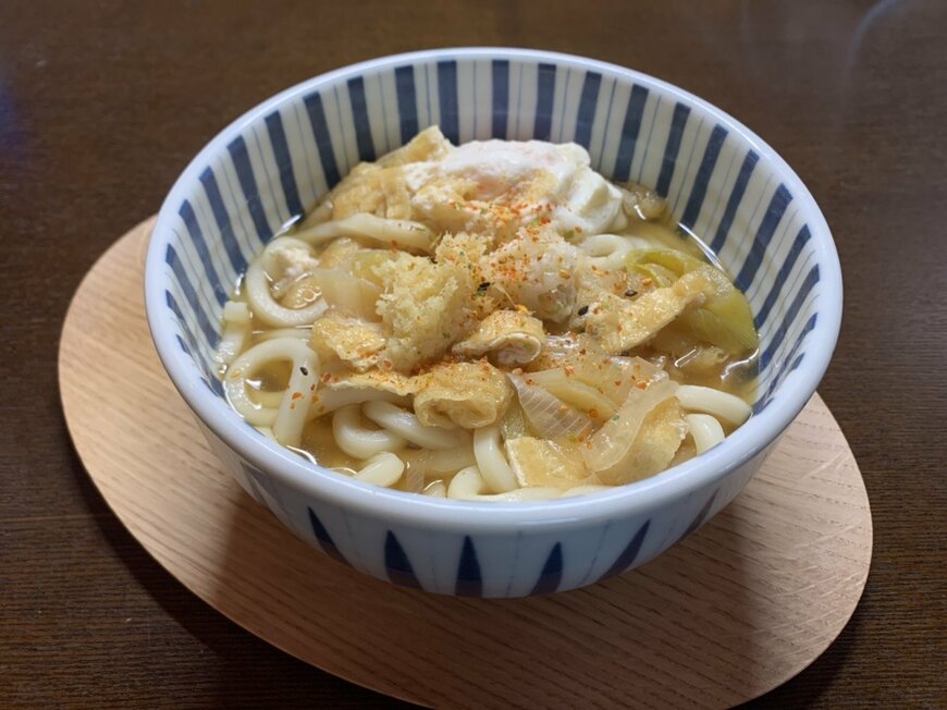 『1食うどん（要冷蔵 ゆで）』を煮込みうどんに（筆者撮影）