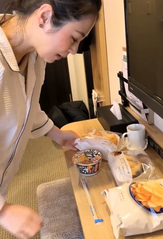 出所：@b_suites.official「ホテルの部屋飲みあるある」