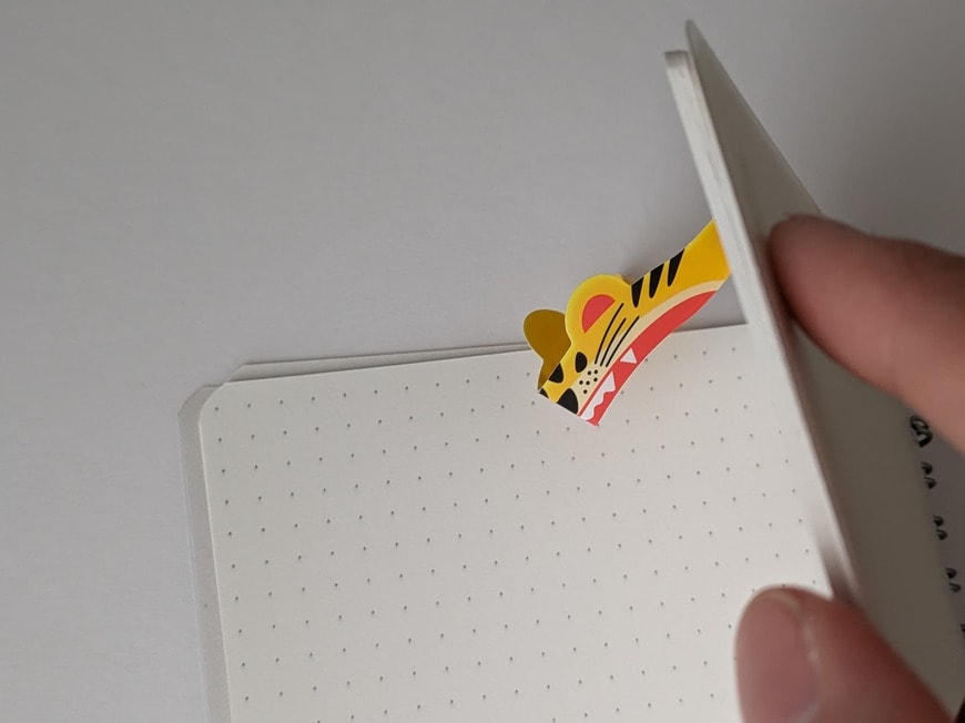 「トラの顔の折り目に沿って曲げると、自然にページにはさまります」