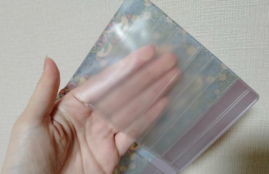 筆者撮影（セリア、カードケース ウィリアム・モリス）