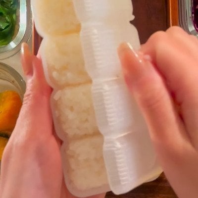 お寿司のシャリ用の型で作る【俵おにぎり弁当】母が娘のために作る「コロンとした大きさの俵おにぎり」を詰めた可愛いお弁当に注目