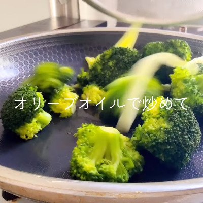 「この味付けやばっ！」高校生の娘も絶賛した「5分で作れる副菜」を詰めた【ブロッコリーとベーコンのペペロンチーズ弁当】が話題