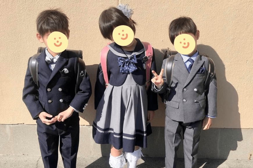 「初々しい三つ子」の小学校の入学式　6年後に撮影された「卒業式」の姿に思わずほっこり
