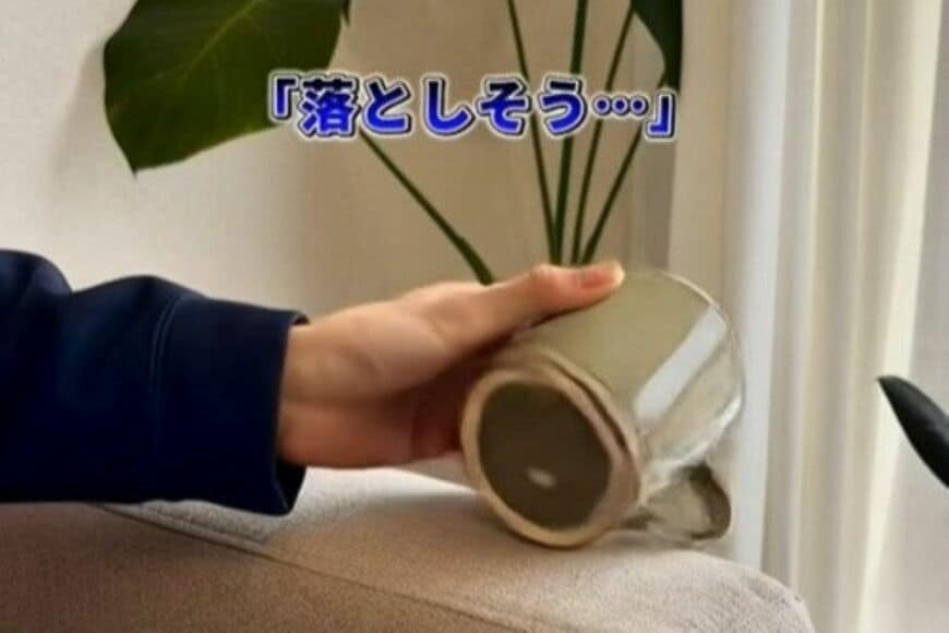 【コレ最高すぎる】ダイソーのワイヤーバスケット×IKEAのトレイが大変身　ソファ横のちょい置きにぴったりなサイドテーブルに…