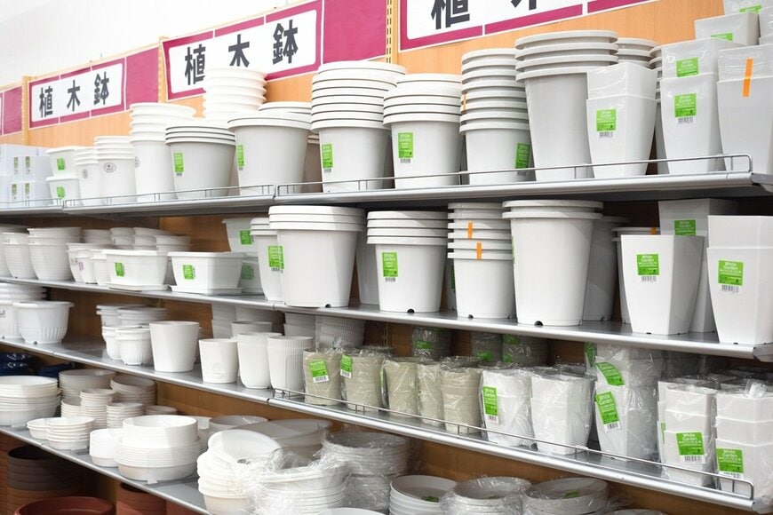 棚に植木鉢が並んでいる画像