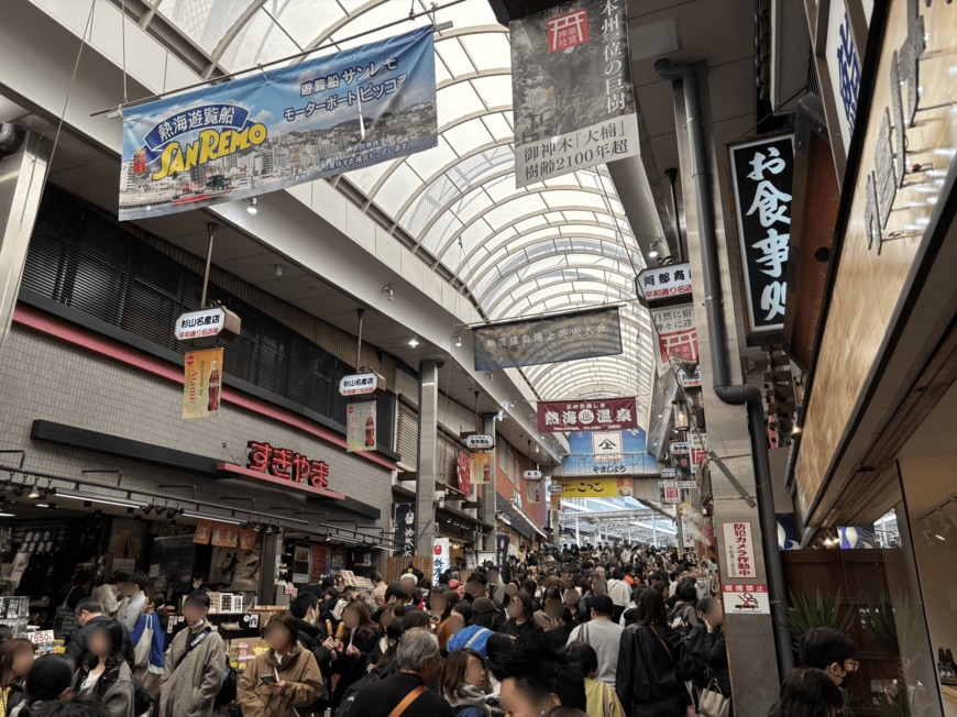 多くの人で賑わう熱海の商店街