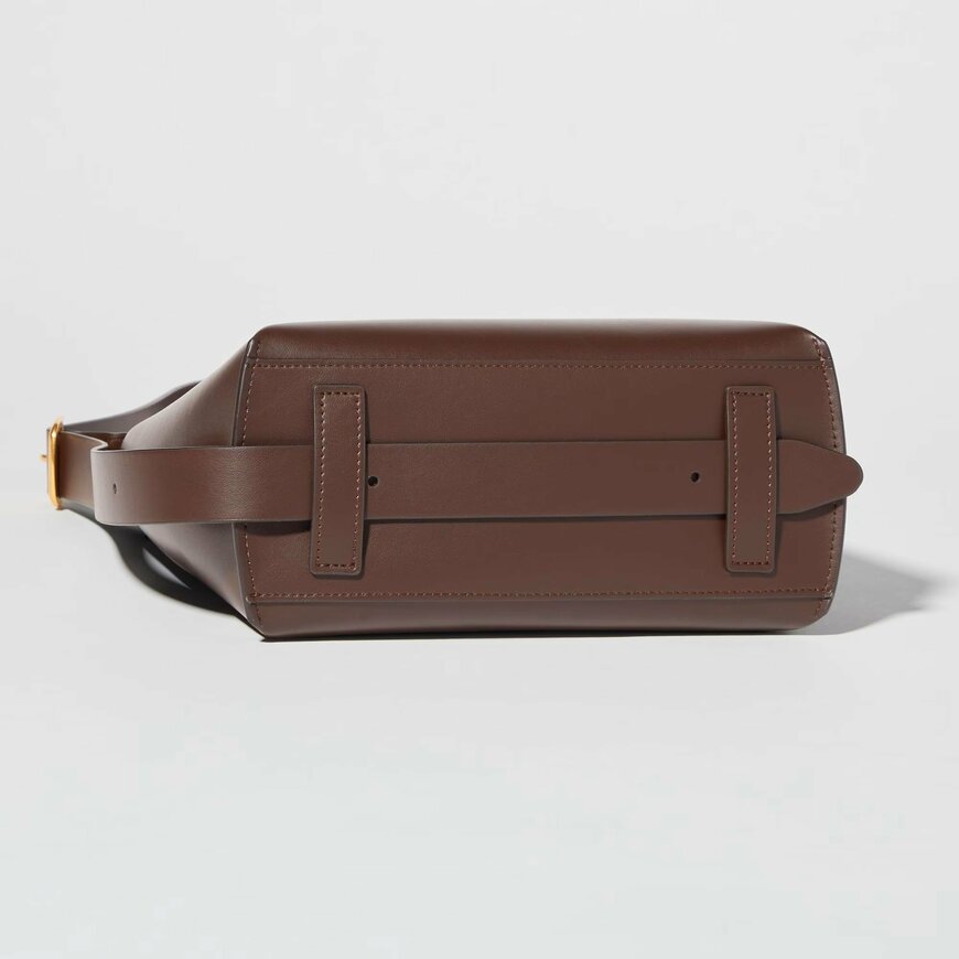 ユニクロ、レザータッチスクエアショルダーバッグ画像