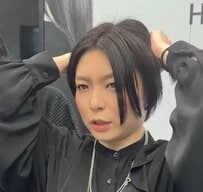 2週間前にカットした髪型の厚みが気になる女性→プロの手で…理想のスッキリ〈ひし形ショート〉に修正！「すごい！」と笑顔