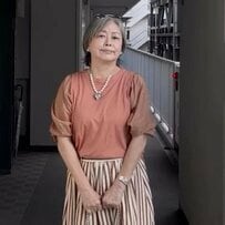 【60代マダム】サーモンピンクを取り入れたフェミニンな大人カジュアルコーデが素敵