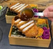 【53歳主婦が作るお弁当】トンカツがご飯の上にドーン　”豪華な彩り弁当”が話題！トンカツの断面が食欲をそそります