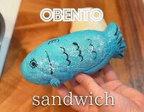 【鮮やかな水色が綺麗な魚パン】白身フライや甘辛唐揚げを挟んだボリューミーな「フィッシュサンド弁当」が話題