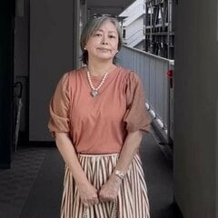 【60代マダム】サーモンピンクを取り入れたフェミニンな大人カジュアルコーデが素敵