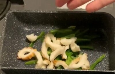 ピーマンとちくわを炒めます