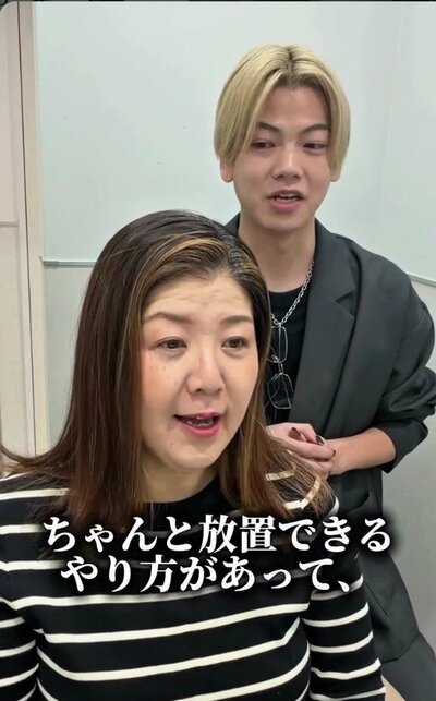 胸のあたりまでの、明るい筋の入ったブラウンの髪の女性の来店時の様子（ビフォー）