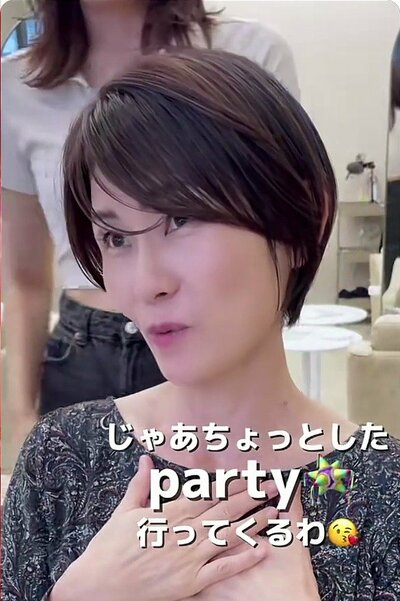 青みがのぞく、丸みのあるダークブラウンのショート
