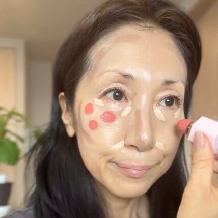 「一気になじませるだけ」3アイテムを点置きする【50代の一発メイク】がすごい… ツヤ感ある完成姿に見入ってしまう