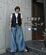 【60歳マダム】〈ワイドデニム×黒ベスト〉のスタイリッシュな大人カジュアルコーデがおしゃれ　可愛い「くまチャーム」がアクセント