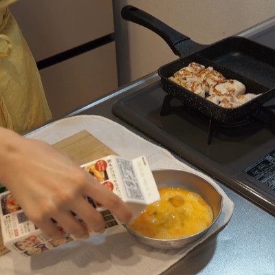 【塩麹甘辛チキン弁当】フリルレタスの彩りとチキンの照りがたまらない…！夫のために作った愛妻弁当に注目