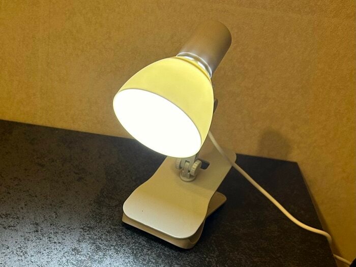 置いて光らせているスタンドライト