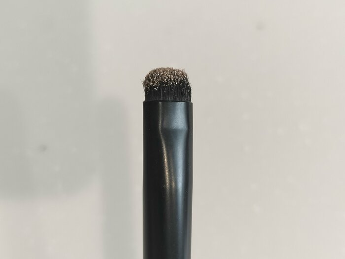 大粒のラメが入ったアイシャドウがついたブラシで使用してみました
