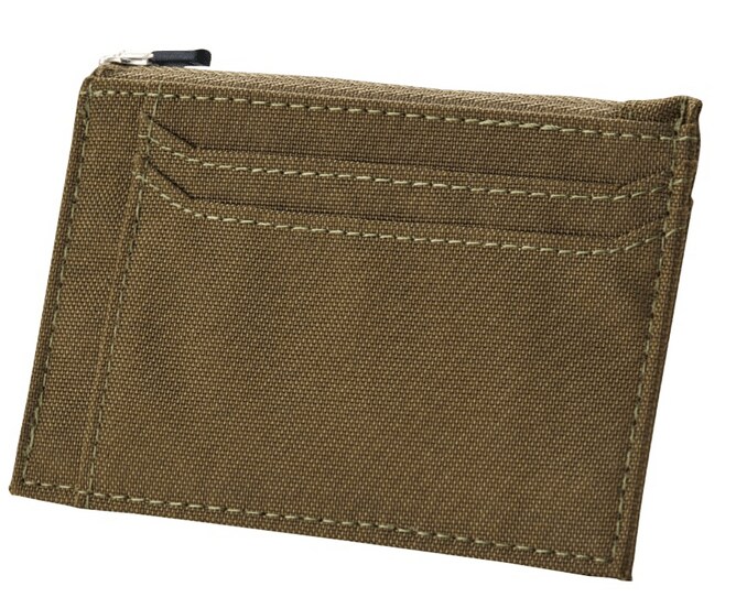 必要最低限のお札や小銭、カード類を収納できます