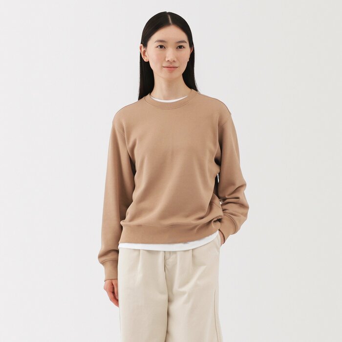 スウェットシャツのような見た目で気負わずカジュアルに着こなせる一枚