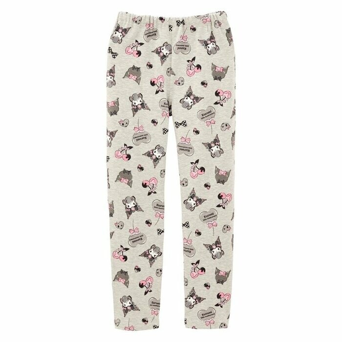 パンツは総柄プリント