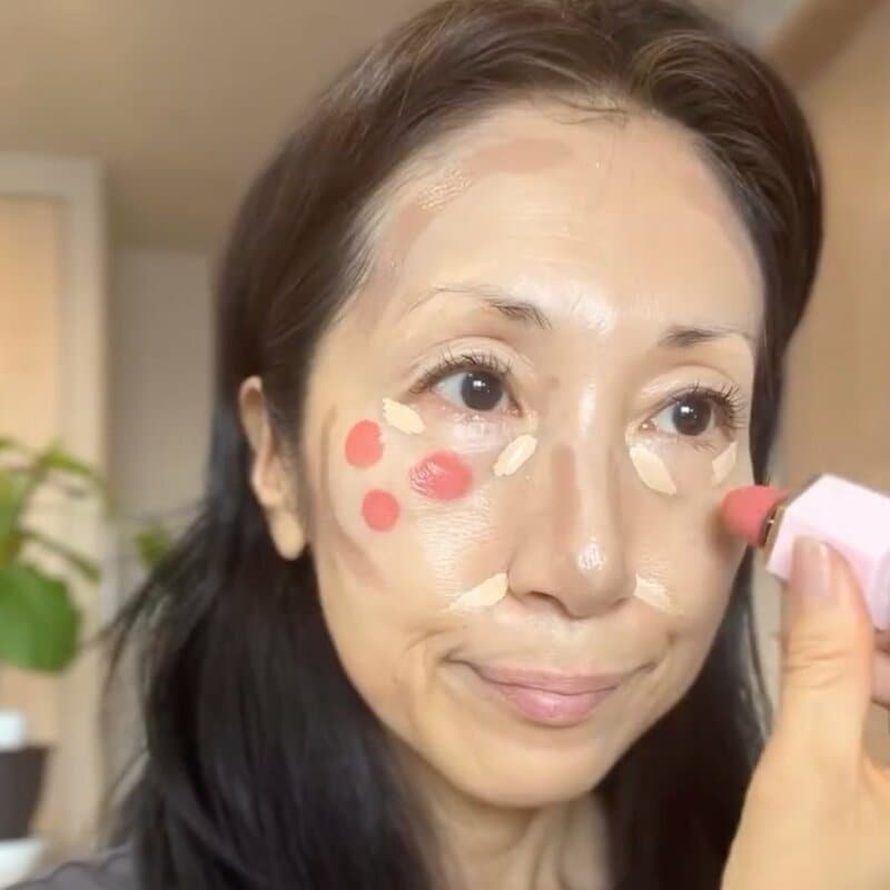 「一気になじませるだけ」3アイテムを点置きする【50代の一発メイク】がすごい… ツヤ感ある完成姿に見入ってしまう