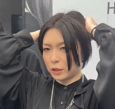 2週間前にカットした髪型の厚みが気になる女性→プロの手で…理想のスッキリ〈ひし形ショート〉に修正！「すごい！」と笑顔