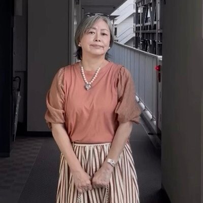 【60代マダム】サーモンピンクを取り入れたフェミニンな大人カジュアルコーデが素敵