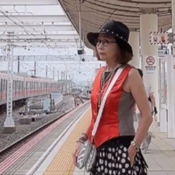 【75歳マダム】夏の「オレンジコーデ」が華やかでステキ！個性派な着こなしが勉強になる